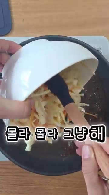 구운 식빵을 잠시 빼두고 팬에 버터를 다시 녹인 후, 섞어둔 계란… — 간단한 계란 양배추 샌드위치
