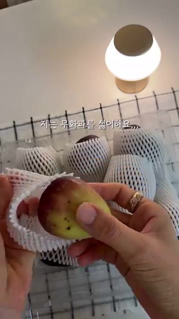 접시에 요거트를 듬뿍 담는다. — 121cm 21.7kg?! 1학년 초딩 아침 일기