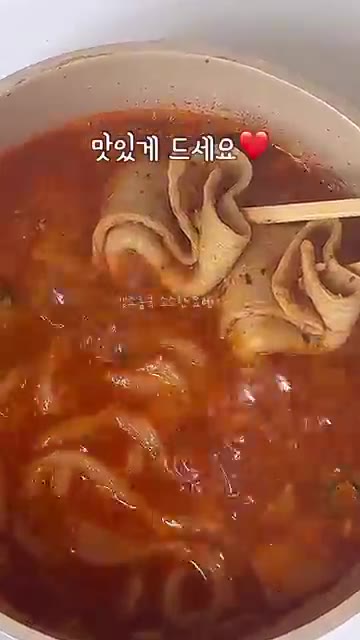국물이 끓으면 어묵, 고추, 대파를 넣고 2분간 더 끓여줍니다. — 10분 완성❗️얼큰한 투다리 스타일 김치 어묵우동 레시피