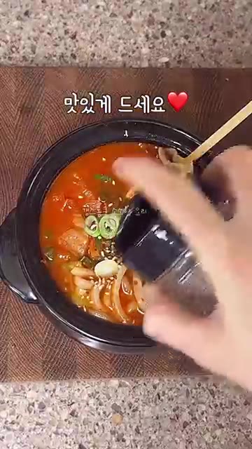 마지막으로 우동면을 넣고 면이 익을 때까지만 더 끓여주면 완성입니다. — 10분 완성❗️얼큰한 투다리 스타일 김치 어묵우동 레시피