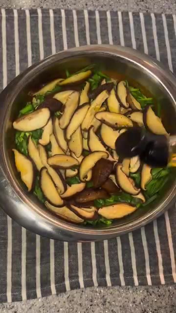 마지막으로 들기름을 둘러줍니다. — 버섯솥밥 (Mushroom Rice)
