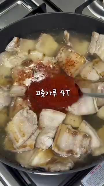 삼겹살 500g을 팬에 넣고 노릇하게 구워준 후 물 400ml를 부… — 매콤단짠 마늘삼겹볶음 레시피