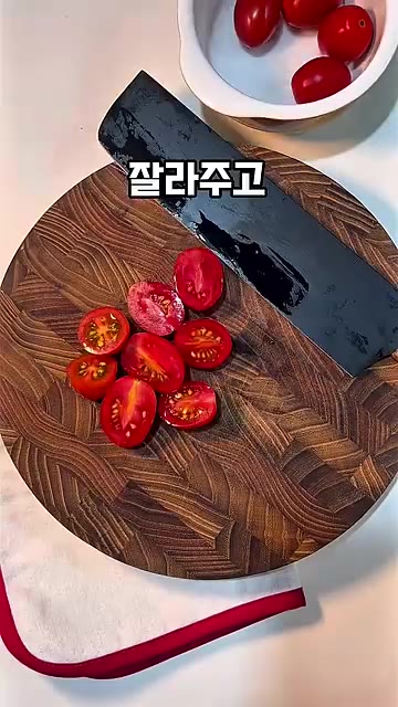 방울토마토를 반으로 잘라줍니다. — 새우 없이도 맛있는 계란 감바스 레시피