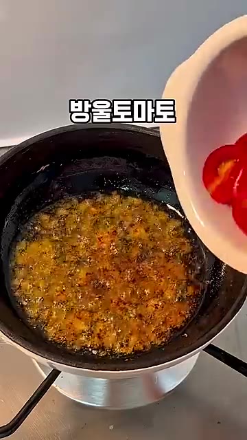 방울토마토와 소금을 넣고 볶아줍니다. — 새우 없이도 맛있는 계란 감바스 레시피