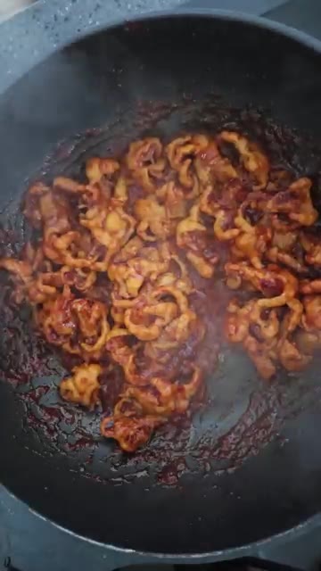 닭발이 어느 정도 익으면 토치로 겉면을 살짝 그을려 풍미를 더한다. — 닭발 양념은 '이 비율' (무조건 캡처) 치즈닭발 레시피
