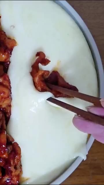 접시에 닭발과 모짜렐라 치즈를 담고, 닭발 위에 송송 썬 청양고추와… — 닭발 양념은 '이 비율' (무조건 캡처) 치즈닭발 레시피