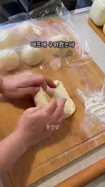 빵 반죽에 준비한 불고기와 치즈를 듬뿍 넣습니다. — 푸드코트 왜가? #불고기베이크 집에서 만들기 #아이간식 #식단레시피