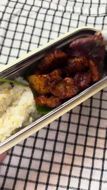양념된 돼지 목살을 깻잎 위에 올린다. — 매콤 목살 도시락 만들기