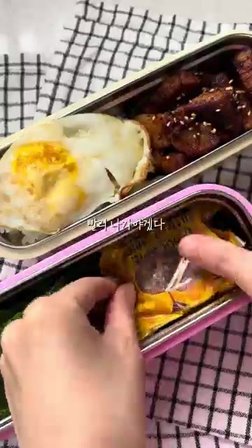 초코파이를 도시락 통에 넣는다. — 매콤 목살 도시락 만들기