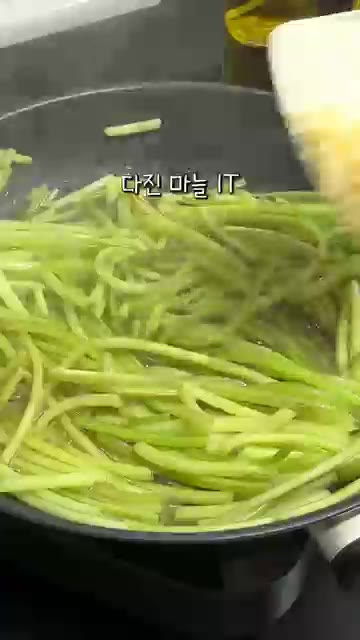 프라이팬에 고구마줄기를 넣고 가위로 먹기 좋게 잘라줍니다. — 원팬 5분 고구마줄기볶음 (도마, 냄비 없이)