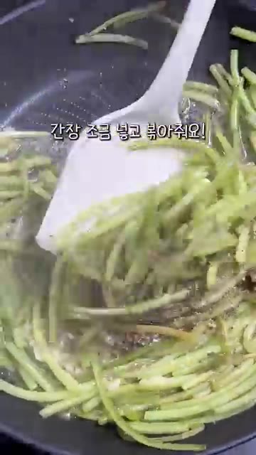 물 1컵을 붓고 뚜껑을 닫아 4분간 쪄줍니다. — 원팬 5분 고구마줄기볶음 (도마, 냄비 없이)
