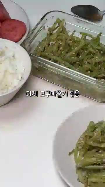 뚜껑을 열고 오일을 뿌린 뒤 다시다, 다진 마늘, 들깨가루, 간장을… — 원팬 5분 고구마줄기볶음 (도마, 냄비 없이)
