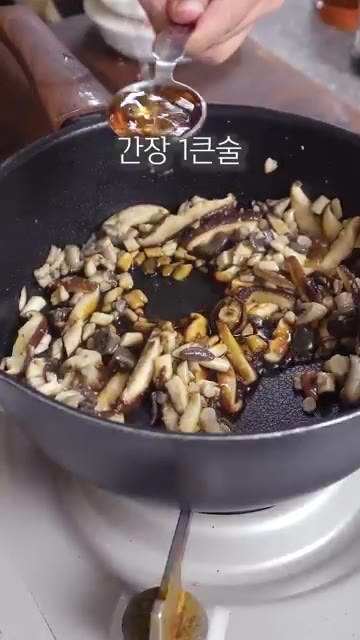 버섯이 익으면 간장 1큰술, 미림 1큰술, 참치액 1큰술을 넣고 볶… — 원팬 버섯솥밥 레시피