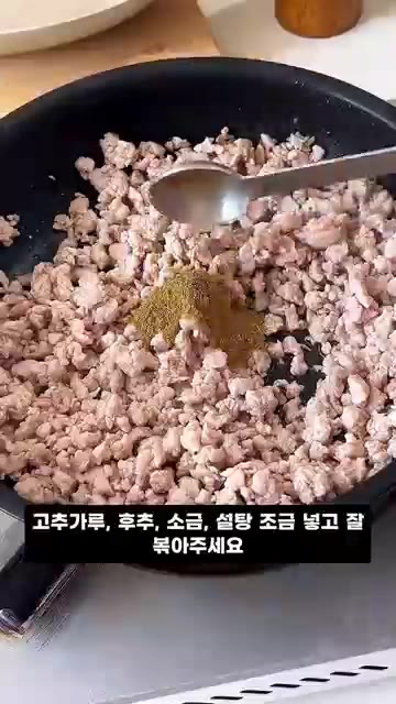 감자 물기를 닦고 소금, 후추, 올리브유를 넣고 잘 버무린 후 에어… — 치즈감자튀김 레시피, 맥주를 부르는 퇴근 후 꿀조합