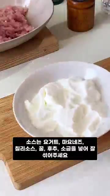 감자가 익는 동안 다진 돼지고기를 팬에 볶아줍니다. 고춧가루, 후추… — 치즈감자튀김 레시피, 맥주를 부르는 퇴근 후 꿀조합