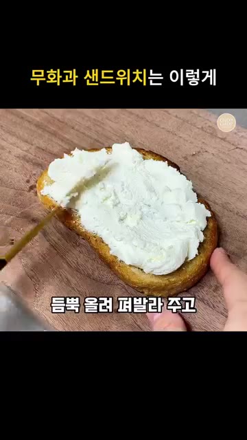 파마산 치즈를 갈아 넣고 섞어 케일 볶음을 완성한다. — 케일 무화과 오픈샌드위치 레시피