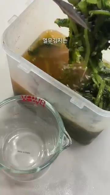 밥 위에 열무김치를 듬뿍 올리고 기름 뺀 참치를 올린다. — 입맛 없을 때 무조건 맛보장 열무비빔밥