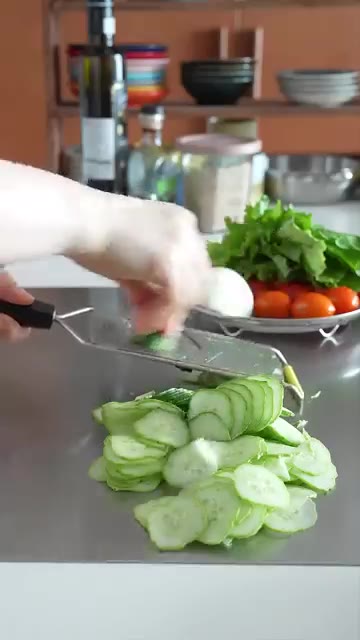 오이를 최대한 얇게 슬라이스하고 양파도 최대한 얇게 슬라이스합니다. — 평생 써먹는 이태리 비빔소스 샐러드 파스타 레시피