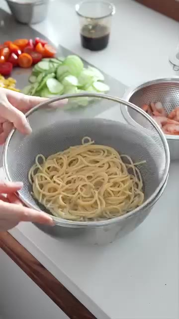 파스타 면을 삶아 찬물에 헹궈 물기를 제거하고 준비합니다. — 평생 써먹는 이태리 비빔소스 샐러드 파스타 레시피