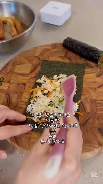 팬에 기름을 넉넉히 두르고 두부를 올려 노릇하게 구워준다. — 두부조림김밥 (간단한 재료로 맛있는 김밥 만들기)