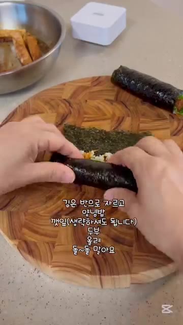 앞뒤로 노릇하게 구워지면 소스를 붓고 조린다. — 두부조림김밥 (간단한 재료로 맛있는 김밥 만들기)