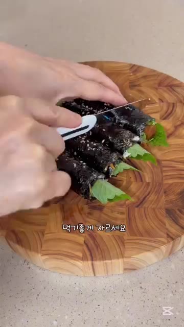 밥에 참기름 1T, 다진 청양고추 2개, 당근 볶은 것을 넣고 섞어준다. — 두부조림김밥 (간단한 재료로 맛있는 김밥 만들기)