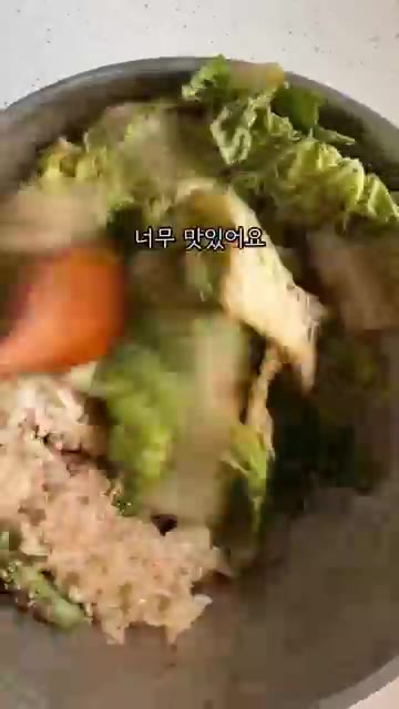 밥과 깨를 넣고 참기름을 추가하여 비벼주면 완성이다. — 강호동 봄동 비빔밥 레시피