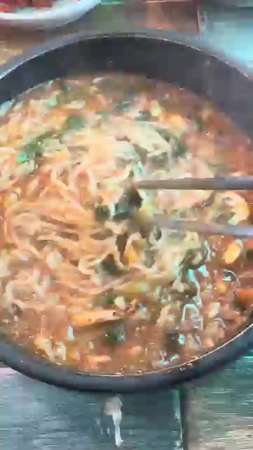 뚝배기에 면, 새우, 밥, 채소, 국물을 넣고 끓인다. — 얼큰한 어죽