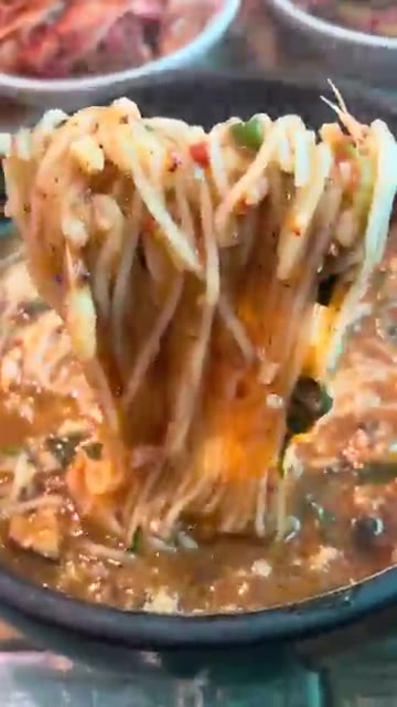 젓가락으로 면을 들어 올린다. — 얼큰한 어죽
