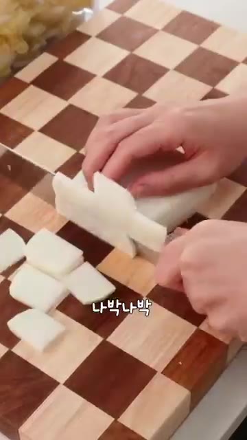 알배추와 무를 나박하게 썰어 굵은소금을 넣고 30분간 절여주세요. — 김장 전에 필수! 시원한 나박김치