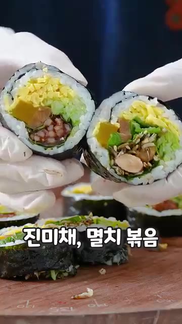 팬에 다진 고추와 국간장 1.5T를 넣고 중불에서 볶습니다. 이때… — 멸치로 만들수 있는 맛도리 반찬 추천!