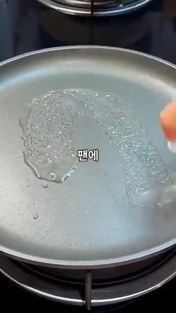 달군 팬에 기름을 두릅니다. — 계란 하나로 완성하는 아침 초간단 메뉴! 아삭하고 고소한 계란 지단 밥말이