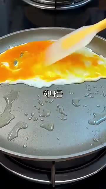 계란 하나를 깨서 넓게 펼쳐줍니다. — 계란 하나로 완성하는 아침 초간단 메뉴! 아삭하고 고소한 계란 지단 밥말이