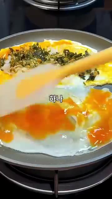 계란을 하나 더 깨서 넓게 펼친 후 옥수수, 햄, 야채를 올립니다. — 계란 하나로 완성하는 아침 초간단 메뉴! 아삭하고 고소한 계란 지단 밥말이