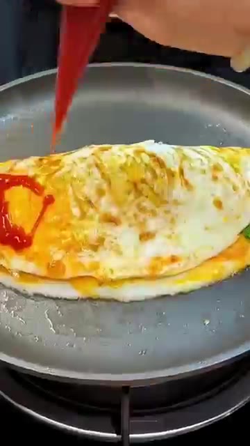 케첩을 예쁘게 뿌려줍니다. — 계란 하나로 완성하는 아침 초간단 메뉴! 아삭하고 고소한 계란 지단 밥말이