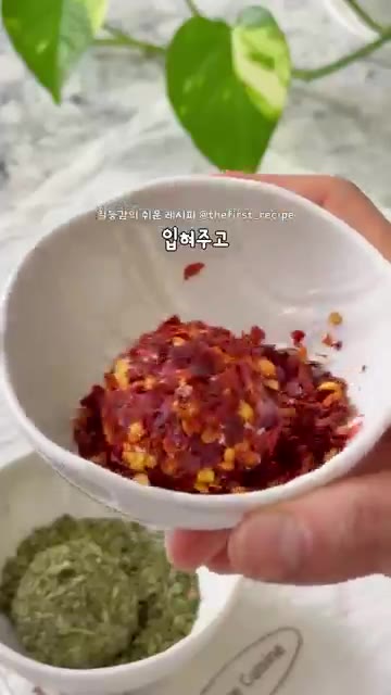 용기에 담은 뒤 올리브오일을 부어 잠기도록 한다. — 그릭요거트 진작 이렇게 먹을 걸..! 다이어트 단백질 간식 초간단 라브네볼 만들기