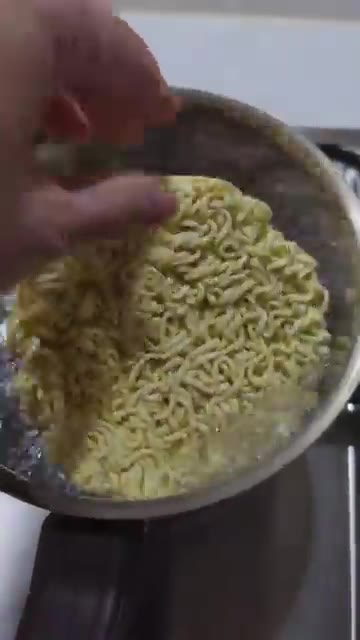 물이 끓으면 라면을 넣는다. — 라면에 떡갈비와 고추랑 대파를 넣어서 한번 끓여보자 모닝 라면