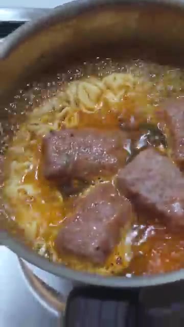 라면이 익을 때까지 끓인다. — 라면에 떡갈비와 고추랑 대파를 넣어서 한번 끓여보자 모닝 라면