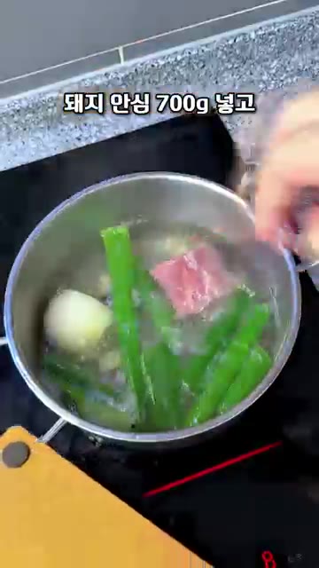 냄비에 물 1L를 넣고 마늘, 양파, 통후추, 생강가루, 대파를 넣… — 밥 도둑 출몰!! 돼지고기 장조림 만들었어요 끝까지 맛있게 드시는 방법도 알려드릴게요 촉촉하고 부드럽게 장조림 즐겨보세요 #레시피 #반찬레시피#저녁요리#장조림#돼지고기장조림