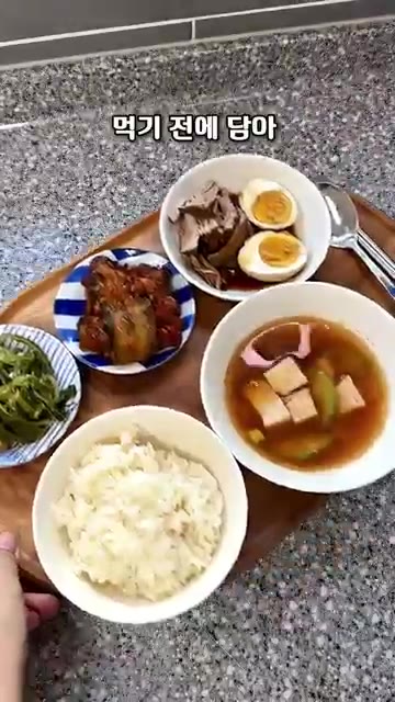 양념이 끓어오르면 중불로 낮추고 삶아둔 고기를 넣어 10분간 졸여주세요. — 밥 도둑 출몰!! 돼지고기 장조림 만들었어요 끝까지 맛있게 드시는 방법도 알려드릴게요 촉촉하고 부드럽게 장조림 즐겨보세요 #레시피 #반찬레시피#저녁요리#장조림#돼지고기장조림