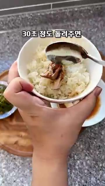계란을 넣고 5분 더 졸이면 돼지고기 장조림이 완성됩니다. — 밥 도둑 출몰!! 돼지고기 장조림 만들었어요 끝까지 맛있게 드시는 방법도 알려드릴게요 촉촉하고 부드럽게 장조림 즐겨보세요 #레시피 #반찬레시피#저녁요리#장조림#돼지고기장조림