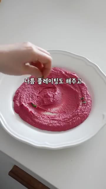 올리브 오일을 한 번 더 둘러준 뒤 피타빵이나 나초, 오이, 비프칩… — 뭘 찍어도 맛있는 만능 찍먹소스 만들기🩷