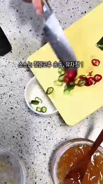 오이는 껍질을 벗기고 얇게 썰어 접시에 보기 좋게 담아주세요. 문어… — 이자카야 문어초회 레시피