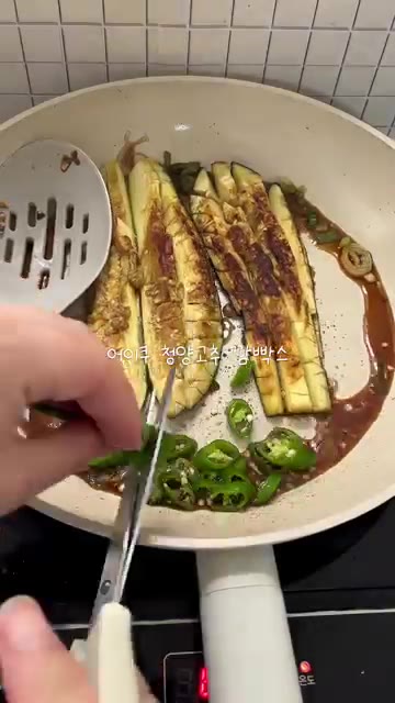 구워진 가지에 소스를 붓고 가지에 스며들도록 졸여준다. — 눈물나게 맛있는 장어인 척하는 가지덮밥 레시피!!!