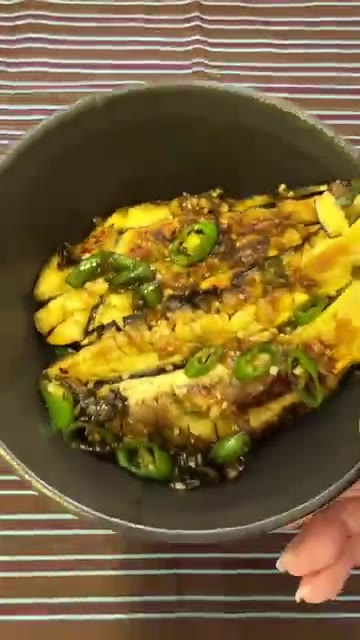 그릇에 밥을 담고 들기름이나 소스를 뿌린 후 가지를 올려준다. — 눈물나게 맛있는 장어인 척하는 가지덮밥 레시피!!!