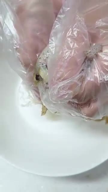 전자레인지에 익힌 가지를 꺼내 물기를 반만 짜주세요. — 전자레인지로 초간단 가지나물 만들기