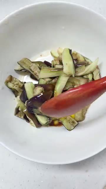 참치액 반스푼, 국간장 반스푼, 참기름 1스푼을 넣어주세요. — 전자레인지로 초간단 가지나물 만들기