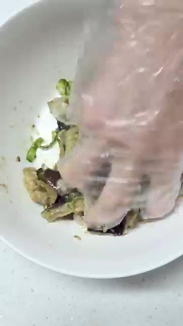 간마늘 반스푼을 넣고 조물조물 무쳐주면 가지나물 완성입니다. — 전자레인지로 초간단 가지나물 만들기