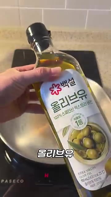 중불로 예열된 팬에 올리브유를 3바퀴 정도 두르고 버섯을 넣어 살짝… — 원팬 투움바 파스타 1인분 레시피