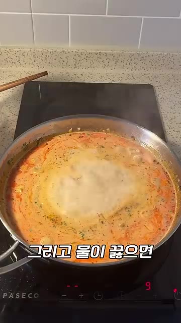 생크림 200ml와 물 300ml를 붓고 치킨스톡 1스푼을 넣어 잘… — 원팬 투움바 파스타 1인분 레시피